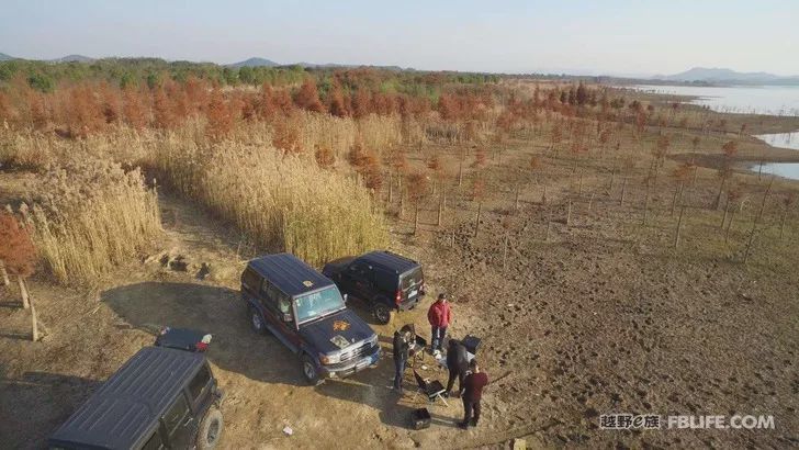 Three hard cars, three men, and a dog, explore the road in Wawushan!