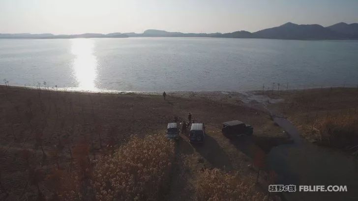 Three hard cars, three men, and a dog, explore the road in Wawushan!