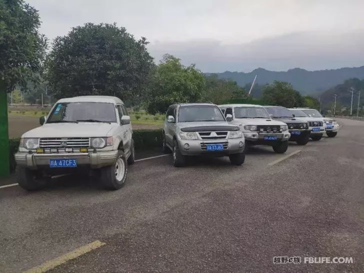 Pazhongju Sichuan Brigade Baokang Line Crossing the Wind and Snow