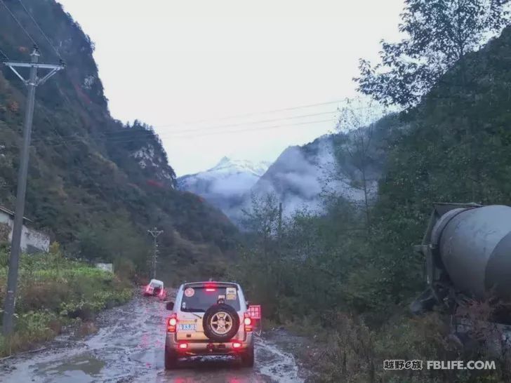 Pazhongju Sichuan Brigade Baokang Line Crossing the Wind and Snow