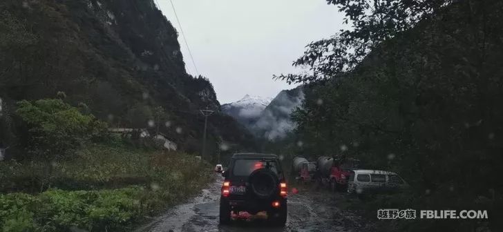 Pazhongju Sichuan Brigade Baokang Line Crossing the Wind and Snow