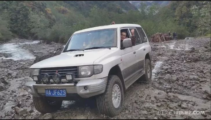 Pazhongju Sichuan Brigade Baokang Line Crossing the Wind and Snow