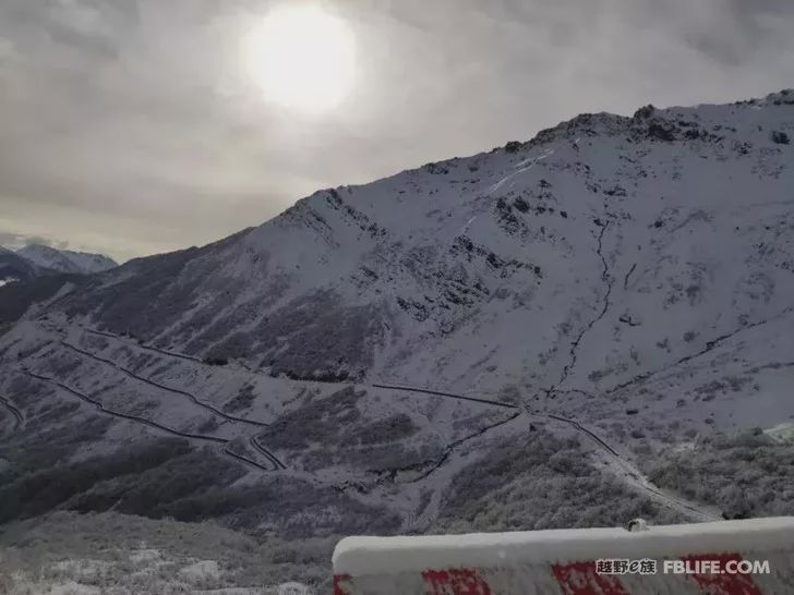 Pazhongju Sichuan Brigade Baokang Line Crossing the Wind and Snow