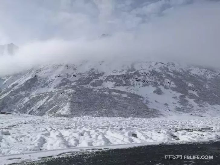 Pazhongju Sichuan Brigade Baokang Line Crossing the Wind and Snow