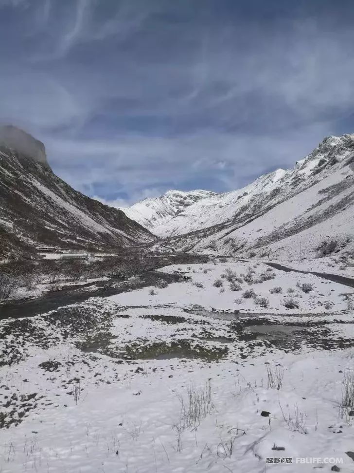 Pazhongju Sichuan Brigade Baokang Line Crossing the Wind and Snow