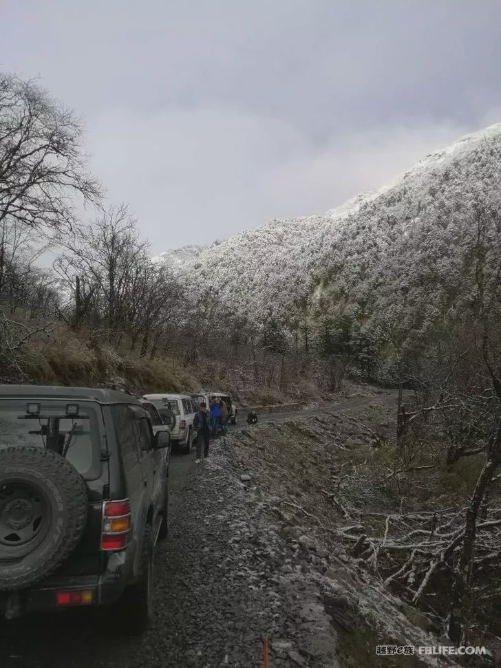 Pazhongju Sichuan Brigade Baokang Line Crossing the Wind and Snow