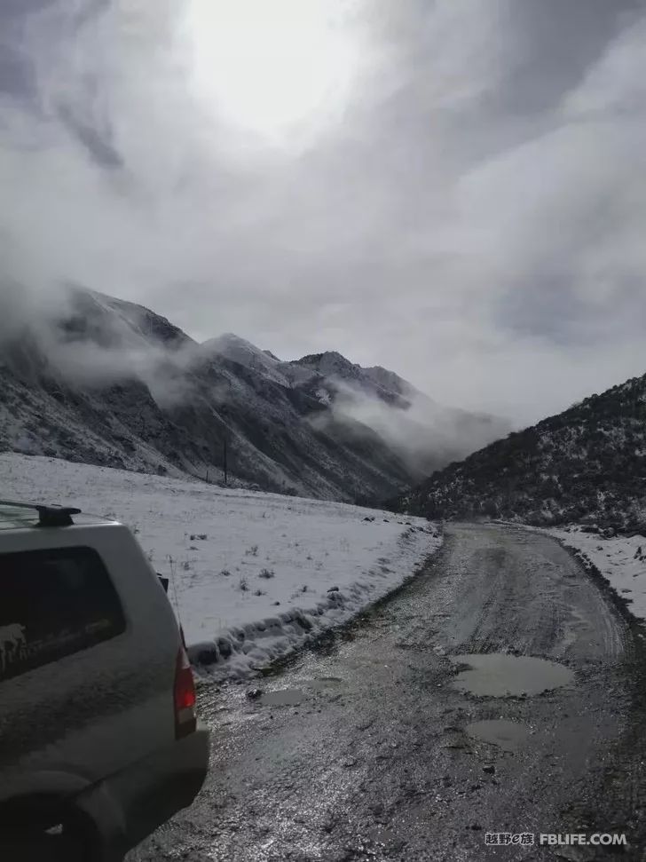 Pazhongju Sichuan Brigade Baokang Line Crossing the Wind and Snow