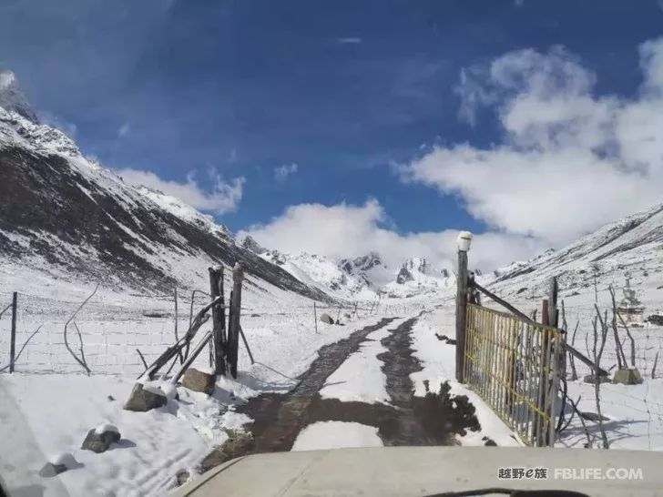 Pazhongju Sichuan Brigade Baokang Line Crossing the Wind and Snow