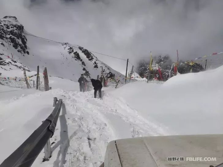 Pazhongju Sichuan Brigade Baokang Line Crossing the Wind and Snow