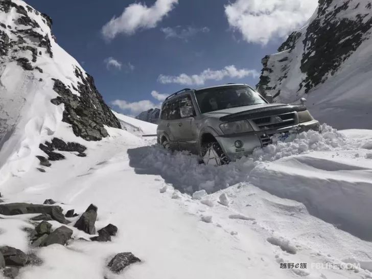 Pazhongju Sichuan Brigade Baokang Line Crossing the Wind and Snow