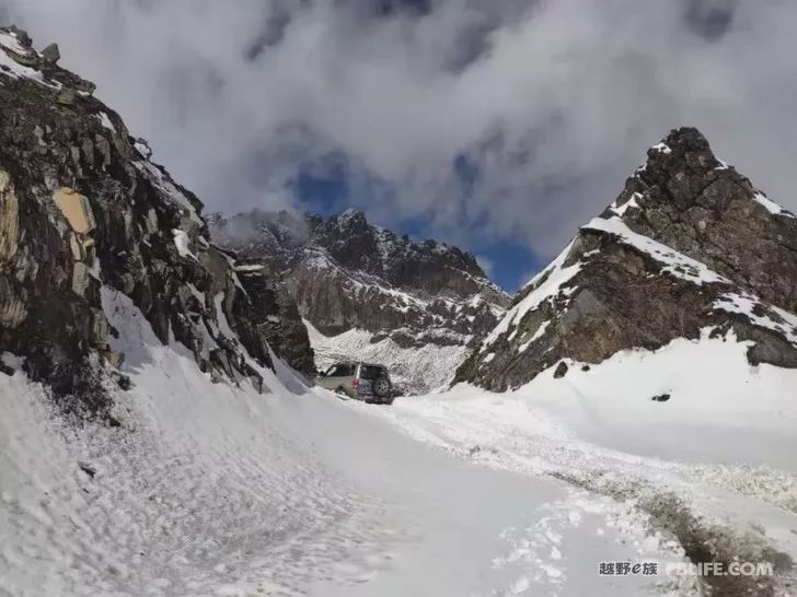 Pazhongju Sichuan Brigade Baokang Line Crossing the Wind and Snow