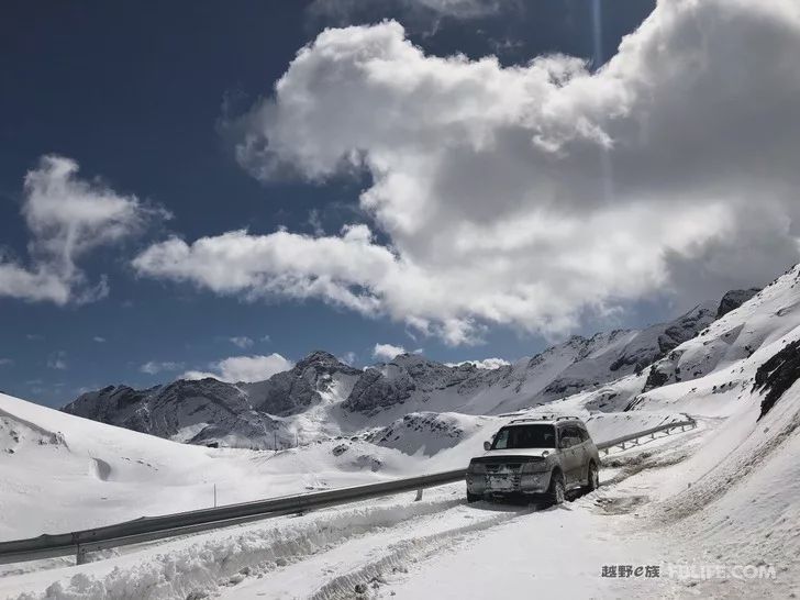 Pazhongju Sichuan Brigade Baokang Line Crossing the Wind and Snow