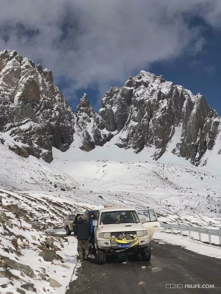 Pazhongju Sichuan Brigade Baokang Line Crossing the Wind and Snow