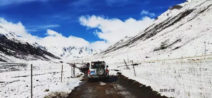 Pazhongju Sichuan Brigade Baokang Line Crossing the Wind and Snow