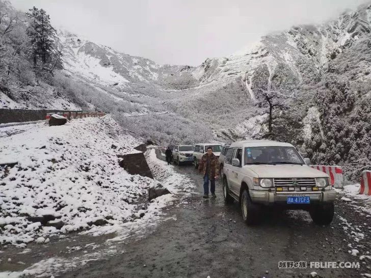 Pazhongju Sichuan Brigade Baokang Line Crossing the Wind and Snow