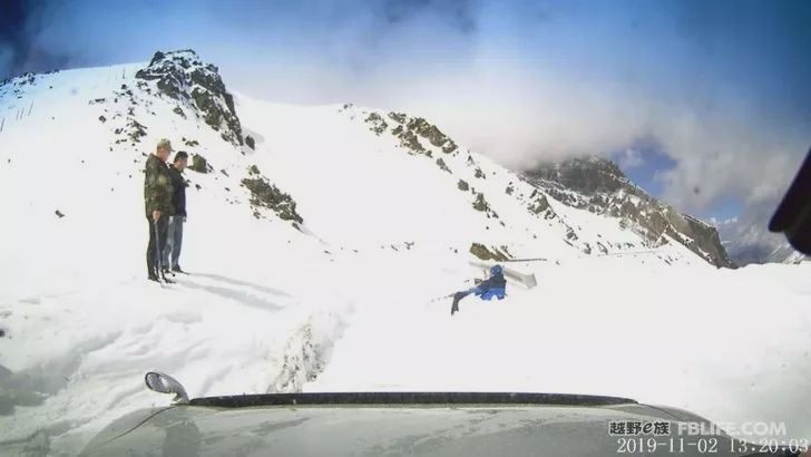 Pazhongju Sichuan Brigade Baokang Line Crossing the Wind and Snow