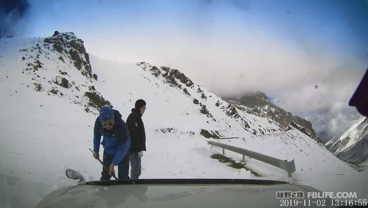 Pazhongju Sichuan Brigade Baokang Line Crossing the Wind and Snow