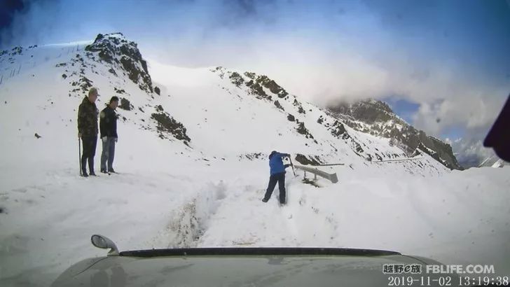 Pazhongju Sichuan Brigade Baokang Line Crossing the Wind and Snow