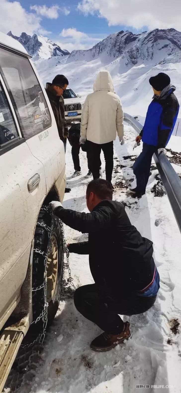 Pazhongju Sichuan Brigade Baokang Line Crossing the Wind and Snow