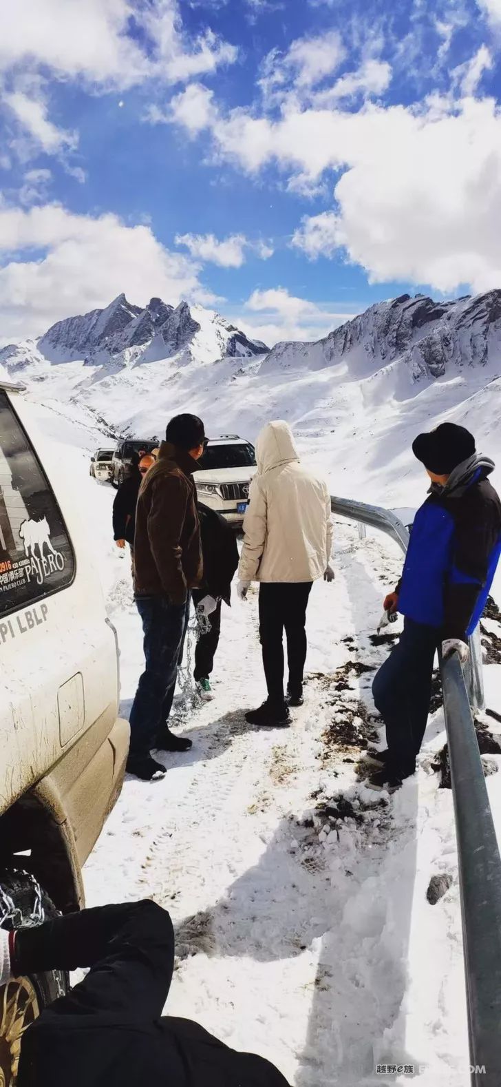 Pazhongju Sichuan Brigade Baokang Line Crossing the Wind and Snow