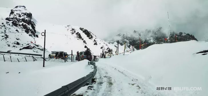 Pazhongju Sichuan Brigade Baokang Line Crossing the Wind and Snow