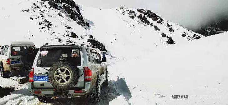 Pazhongju Sichuan Brigade Baokang Line Crossing the Wind and Snow