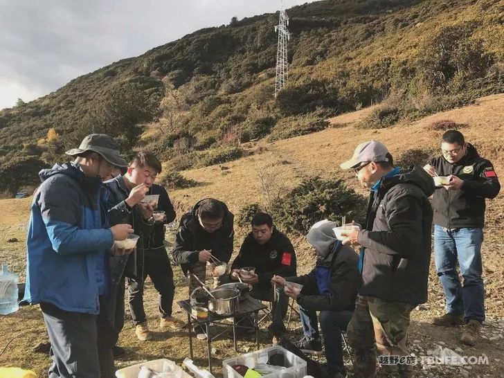 Pazhongju Sichuan Brigade Baokang Line Crossing the Wind and Snow