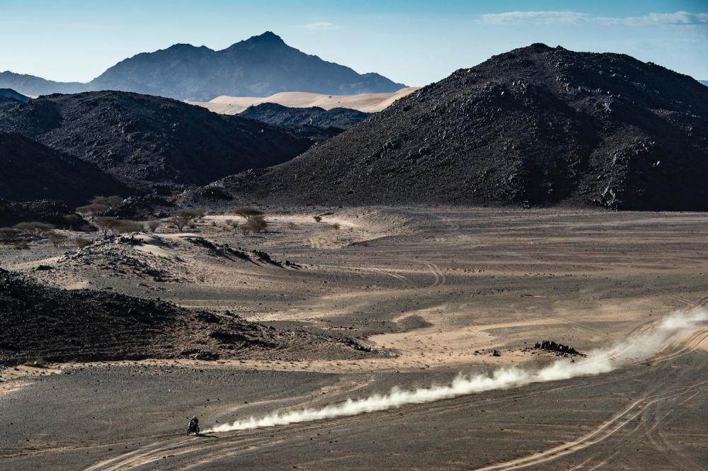 The first stage of the 2020 Dakar: The flames of war ignited, Alonso finished 11th in his debut