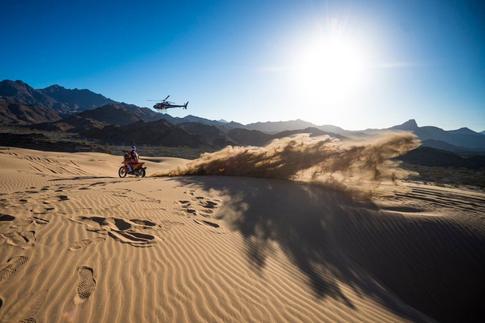 The first stage of the 2020 Dakar: The flames of war ignited, Alonso finished 11th in his debut