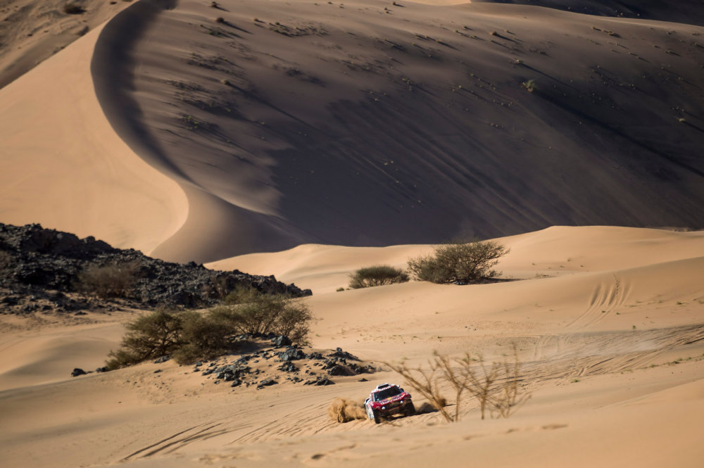 The first stage of the 2020 Dakar: The flames of war ignited, Alonso finished 11th in his debut