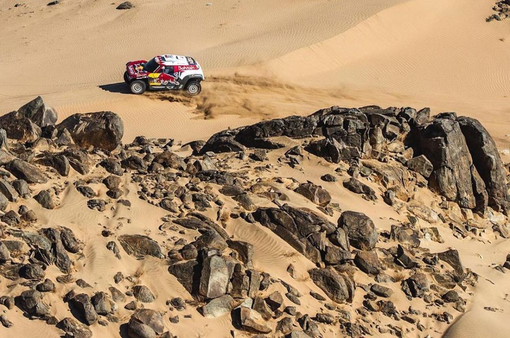 The first stage of the 2020 Dakar: The flames of war ignited, Alonso finished 11th in his debut