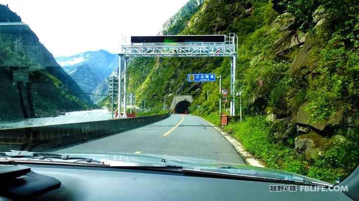 The mountains and rivers are beautiful, and the Yi-Tibet Corridor is on the way!