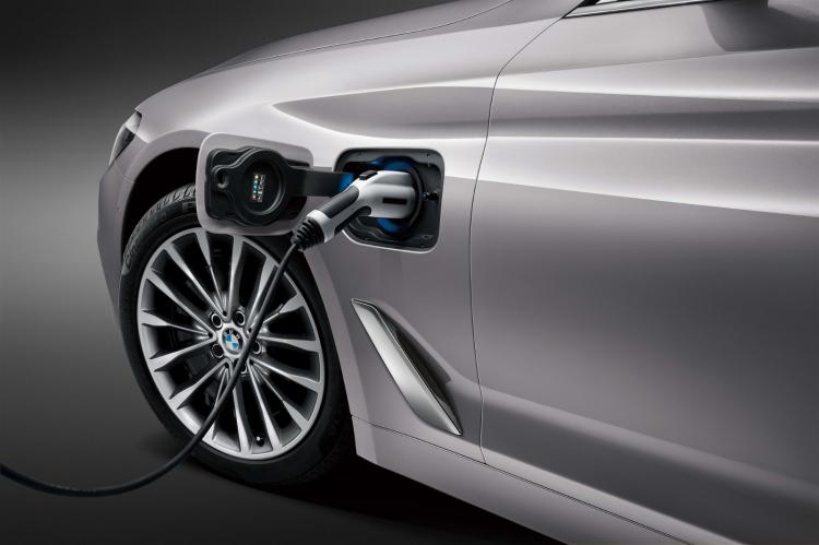 95 kilometers pure electric battery life, BMW 5 Series plug-in hybrid mileage upgrade version launched