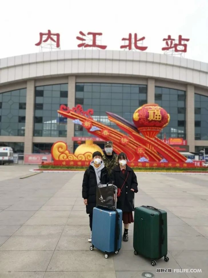 Giving roses to others, leaving lingering fragrance in hands, the Zigong team of Sichuan University is relaying love!