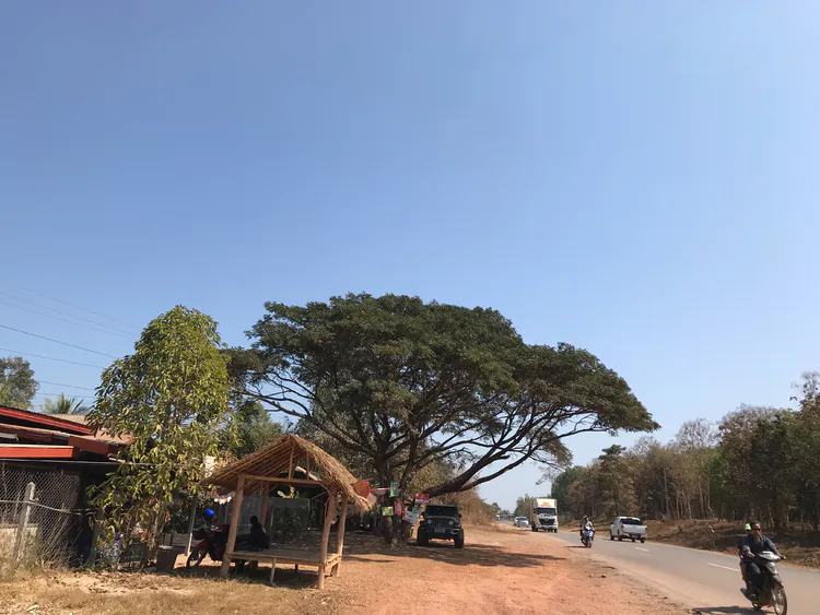 Henger, a Chinese women's caravan, crossed Laos with one car and one person to reach Siqianmei Island