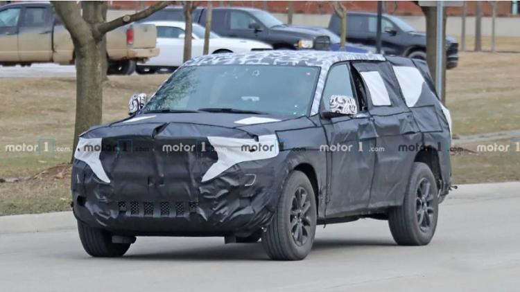 The seven-seater version of the Grand Cherokee road test spy photos exposed