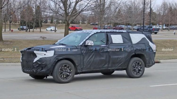 The seven-seater version of the Grand Cherokee road test spy photos exposed