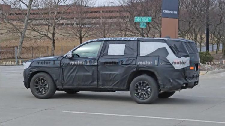 The seven-seater version of the Grand Cherokee road test spy photos exposed