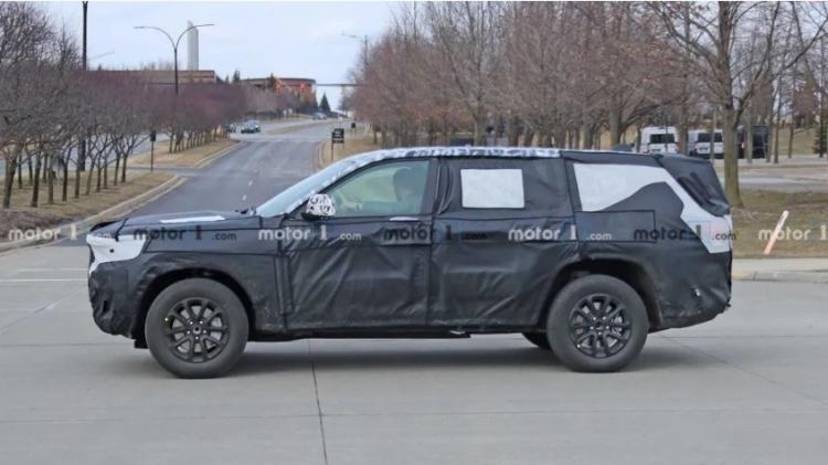 The seven-seater version of the Grand Cherokee road test spy photos exposed