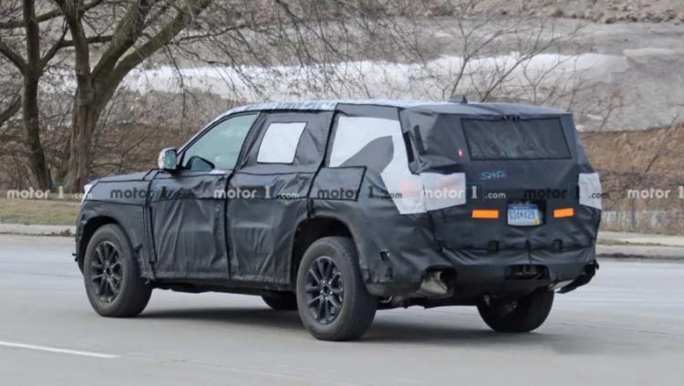 The seven-seater version of the Grand Cherokee road test spy photos exposed