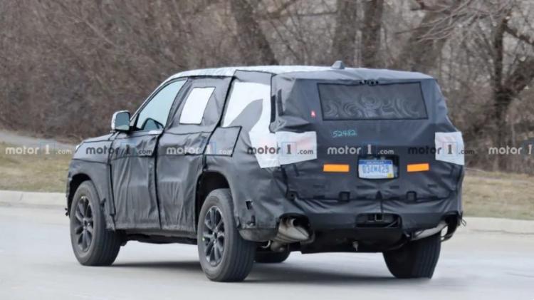 The seven-seater version of the Grand Cherokee road test spy photos exposed