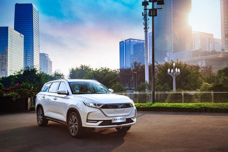 Changan Auchan Automobile's 2nd birthday cloud party, two pure electric SUVs and MPVs released