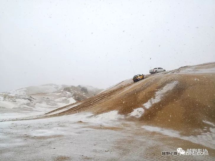 Shandong Dongying Team Wengniute desert crossing encounters heavy snow