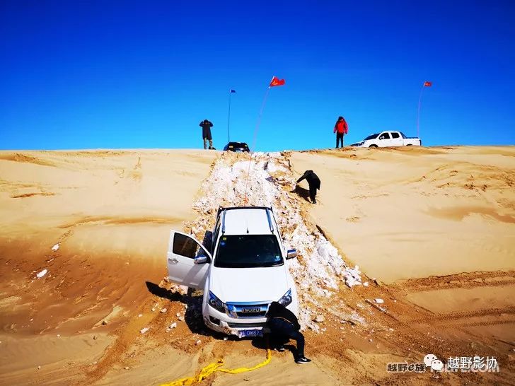 Shandong Dongying Team Wengniute desert crossing encounters heavy snow