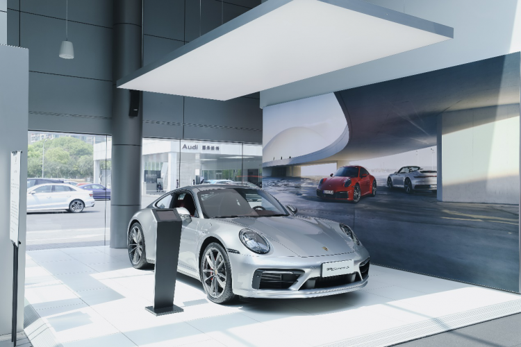 Porsche's new retail concept - 