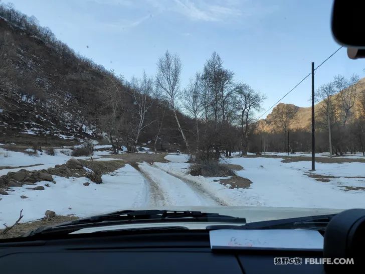 Walk alone in Laozhanggou and cross the frozen road!