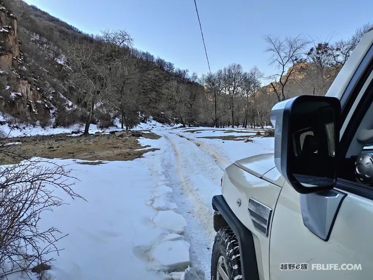 Walk alone in Laozhanggou and cross the frozen road!