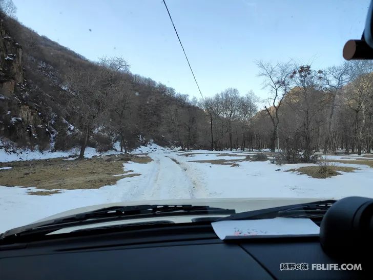 Walk alone in Laozhanggou and cross the frozen road!