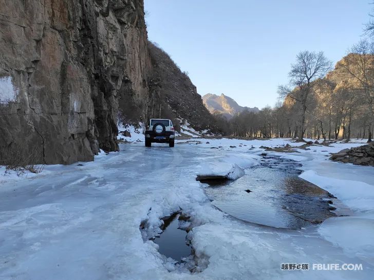 Walk alone in Laozhanggou and cross the frozen road!