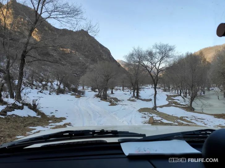 Walk alone in Laozhanggou and cross the frozen road!